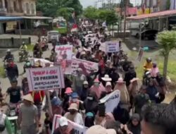 Ribuan Warga Banggai Tuntut Tolak PSU Kedua Kali, Muttaqin : Mobilisasi Massa Oleh Oknum Politisi Partai Gerindra Cederai Demokrasi