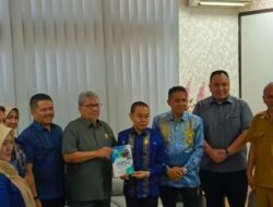 Serahkan Laporan Monitoring Keterbukaan Informasi Publik ke Ketua DPRD Sumbar