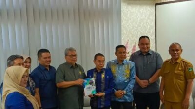 Serahkan Laporan Monitoring Keterbukaan Informasi Publik ke Ketua DPRD Sumbar