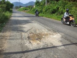 Warga Simpangkatis Mendesak Perbaikan Jalan Raya Sungaiselan-Pangkalpinang Berlubang