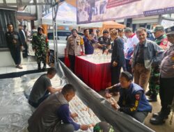 Kapolsek Dramaga Bersama Forkompimcam Laksanakan Giat Pemusnahan BB Miras Jenis Ciu, Hasil Operasi Gabungan 3 Pilar Wilayah Hukum