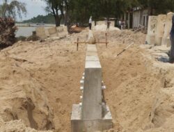 Dukung Destinasi Wisata di Karimun, PT Timah Pasang Penahan Abrasi di Pantai Pongkar