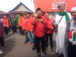 Diiringi Ratusan Pendukung, Cawako Udin-Desi Daftar Ke KPUD Pangkalpinang