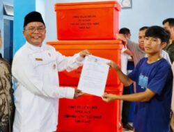 Salurkan 40 Fish Box Bagi Pengolah Ikan Air Bangis, Hanapi Lubis Bantu 