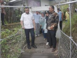 Gandeng Wako Padang, Yusri Latief Tinjau Jembatan Gantung Rusak di Koto Lua