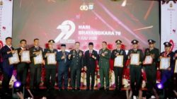 Brigadir Bambang Aswantara Anggota Polsek Liang, Polres Bangkep Terima Penghargaan dari Kapolda Sulteng pada upacara HUT Bayangkara di Palu.