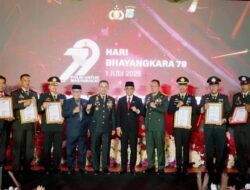 Brigadir Bambang Aswantara Anggota Polsek Liang, Polres Bangkep Terima Penghargaan dari Kapolda Sulteng pada upacara HUT Bayangkara di Palu.