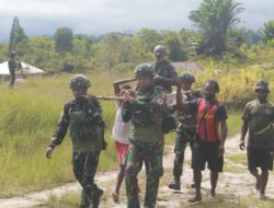 Tandu Manual Satgas Yonif 521/DY Berikan bantuan Layanan Kesehatan Kepada Masyarakat di Distrik Apalapsili Papua