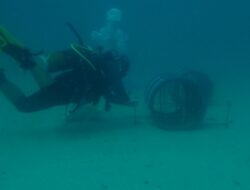 PT Timah Tenggelamkan Atraktor Cumi di Perairan Buku Limau Beltim, Berdayakan Nelayan dan Jaga Ekosistem Laut