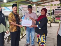 Pj. Sekda Bangkep dan Dinas Kumperindag Serahkan Bantuan Usaha Bagi 8 Pedagang Kue dan Makanan di Kecamatan Liang.