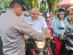 Kapolsek dan FMPS Bagikan Bendera Merah Putih, Serukan Pentingnya Jaga Nilai Luhur Bangsa