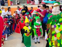 Wakil Bupati Bangkep bersama Bunda Paut Lepas Karnaval yang di Ikuti 44 peserta dalam rangka memeriahkan HUT RI ke-80