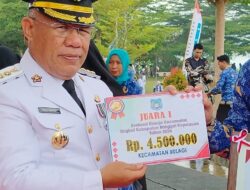 Di HUT RI ke-80 Bupati Bangkep Serahkan Piagam Penghargaan Kepada 3 Camat  Atas Kinerja Terbaik Tingkat Kecamatan se-Bangkep.