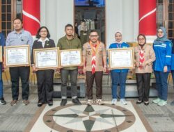 Bupati Banggai Serahkan Penghargaan Kepada 6 Perusahan Atas Konsistensi Dukung JOB Fair