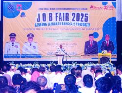 Bupati Banggai Serahkan Penghargaan Kepada 6 Perusahan Atas Konsistensi Dukung JOB Fair