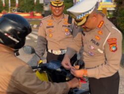Sambut HUT Ke 80 RI, Ditlantas Polda Babel Bagikan Ratusan Bendera Merah Putih Ke Pengendara