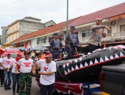Aksi Tarian Pacu Jalur Hingga Bagi-bagi Bendera Merah Putih, Kapolres Basel Warnai Semarak Karnaval HUT Ke 80 RI
