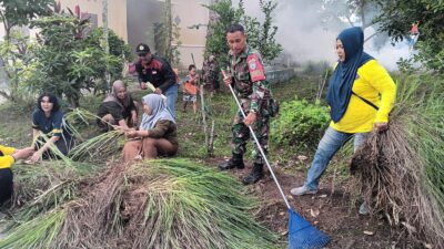 Babinsa dan Warga Gelar Kerja Bakti Bersihkan Lingkungan di Palangka Raya