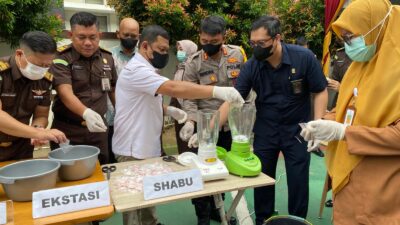 Musnahkan Barang Bukti 47 Perkara, Narkoba Diblender Termasuk 289,76 Gram Sabu dan 125 Butir Ekstasi
