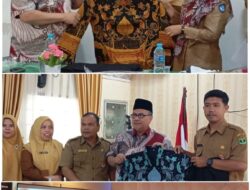Ketua DPRD Sumbar Serahkan Seragam Batik untuk Guru dan ASN Dinas Pendidikan
