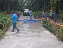 PT Socfindo Seumanyam Perbaiki Jembatan di Desa Alue Pungkie, Nagan Raya