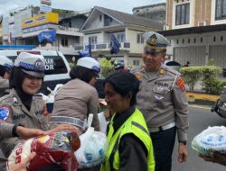 Polantas Menyapa : Ditlantas Polda Babel Gelar Jumat Berkah, Bagikan Hasil Ketahanan Pangan Dan Sembako Ke Warga