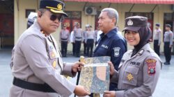 Kapolres Sibolga Berikan Penghargaan kepada Personel Berprestasi Triwulan III Tahun 2025