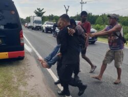 Brimob Kalteng Sigap Bantu Korban Kecelakaan di Jalan Raya