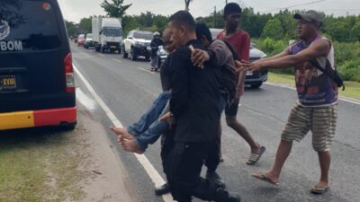Brimob Kalteng Sigap Bantu Korban Kecelakaan di Jalan Raya