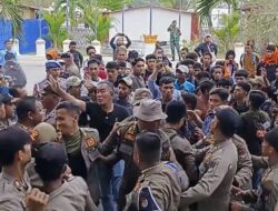 Memanas!!..Kasat Intelkam Polres Banggai Redam Aksi Massa di Depan Gedung DPRD Banggai