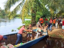 Pemkab Tapteng Salurkan Bansos Banjir, 78 KK Warga Desa Lumut Maju Terdampak 