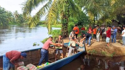 Pemkab Tapteng Salurkan Bansos Banjir, 78 KK Warga Desa Lumut Maju Terdampak 
