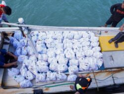 Melalui Program CSR, PT Timah Salur Sembako ke Masyarakat Bencana Banjir Rob di Pulau Panjang 