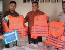 Melalui Program TJSL, PT TIMAH Salur Bantuan Lifejacket Ke Kelompok Nelayan Karimun 