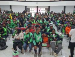 Dapat BPJS Ketenagakerjaan, Ratusan Ojol Berkumpul di GOR Otista Jaktim