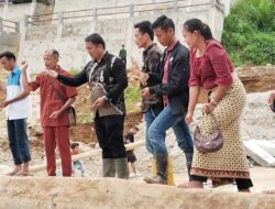 Keluarga Korban Banjir Bandang Tapanuli Tengah Lakukan Tabur Bunga dan Syukuran