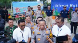 Kapolda Metro Jaya Bagi-bagi Cokelat ke Pengunjung