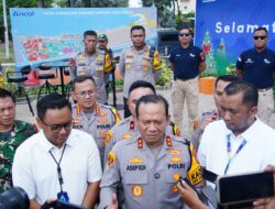 Kapolda Metro Jaya Bagi-bagi Cokelat ke Pengunjung