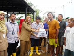 PT TIMAH Distribusikan Sembako Ke Masyarakat Banjir Rob di Opas Indah