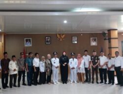 “Pelantikan Pj Kepala Desa Bangka Kota dan Tiram, Wabup Debby Tekankan Pentingnya Inovasi dan Respons Cepat dalam Pembangunan Desa”