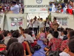 Bupati Tapteng Salurkan Bantuan Perlengkapan Sekolah bagi Siswa Terdampak Bencana di Kecamatan Tukka