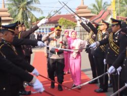 Memasuki Gerbang Polres Tanjab Barat, AKBP Maulia Disambut Tradisi Sekapur Sirih dan Pedang Pora 