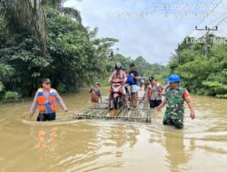 Kapolsek Merlung Lakukan Pengecekan Debit Air Pasca Hujan Deras