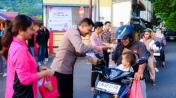 Polres Banggai Bersama Mahasiswa Berbagi Takjil, Satukan Langkah di Bulan Suci Ramadhan