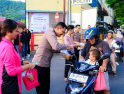 Polres Banggai Bersama Mahasiswa Berbagi Takjil, Satukan Langkah di Bulan Suci Ramadhan