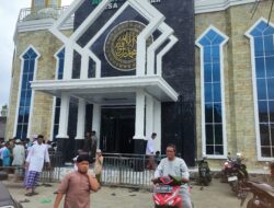 Desa Terak Bersedekah: Masjid Besar Bagikan Nasi Kotak ‘Jumat Berkah’