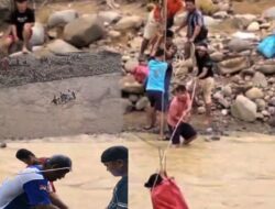 Warga Sibio-bio Pertaruhkan Nyawa Seberangi Sungai, Keluarga Korban Banjir 2025 Keluhkan Minimnya Tindak Lanjut