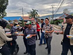 Berbagi Keberkahan, Media Bidik Hukum Nasional dan DPC PJS Banggai Serta Sat Intelkam Polres Banggai, Berbagi Ratusan Takjil Ramadhan Pada Pengguna Jalan
