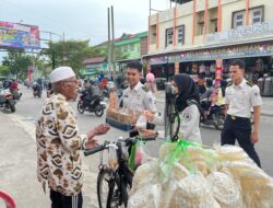 Ramadan Berbagi, Imigrasi Kuala Tungkal Bagikan Takjil untuk Pengguna Jalan