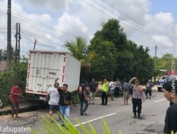 Polres Bangka Barat Respons Cepat Laporan Warga, Tangani Laka Tunggal Truk di Jalan Raya Pal 3